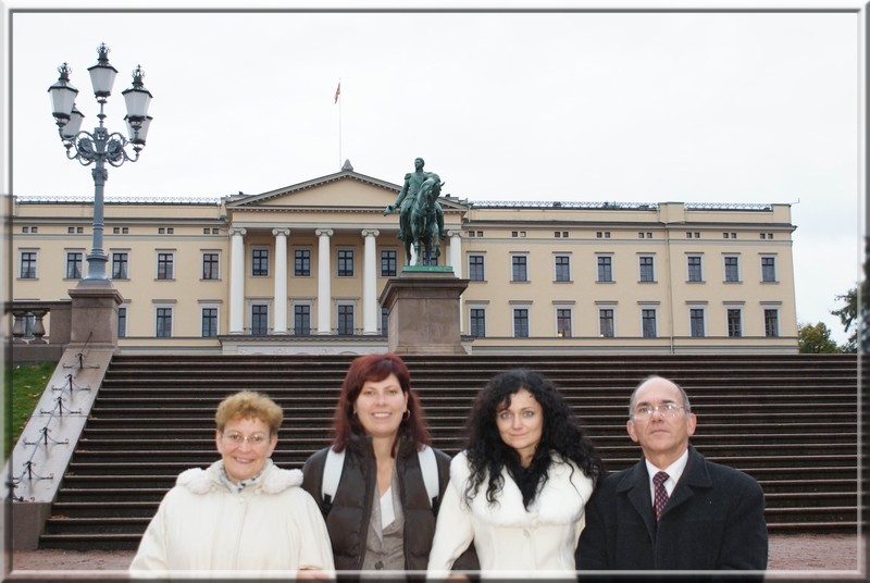 Kráľovský palác v Oslo (zľava do prava: Ing. Klára Leskovjanská, Mgr. Kristína Kouassi, Ing. Karin Cseh, Ing. Štefan Grígeľ.)