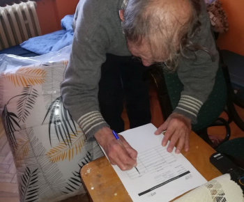 Terénna sociálna práca v meste Rožňava / Realizácia projektu Zlepšovanie životných podmienok rómskych seniorov - foto