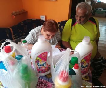 Terénna sociálna práca v meste Rožňava / Realizácia projektu Zlepšovanie životných podmienok rómskych seniorov - foto