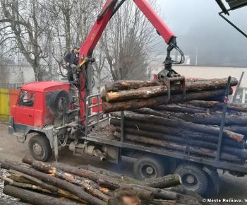 Sociálne odkázaní seniori dostali drevo