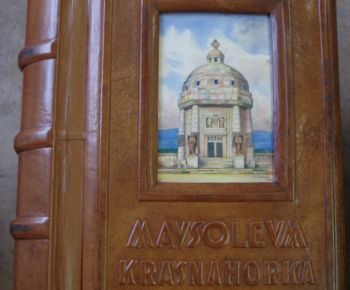 Spravodajstvo z podujatí / Veľkorozmerná návštevná kniha bola v krásnohorskom Mauzóleu odovzdaná pred 85 rokmi. Autor knihy sa slávnostného aktu zúčastnil osobne - foto
