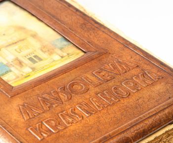 Spravodajstvo z podujatí / Veľkorozmerná návštevná kniha bola v krásnohorskom Mauzóleu odovzdaná pred 85 rokmi. Autor knihy sa slávnostného aktu zúčastnil osobne - foto