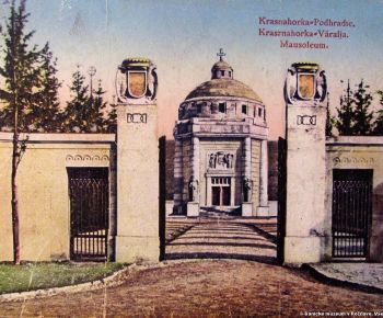 Spravodajstvo z podujatí / Veľkorozmerná návštevná kniha bola v krásnohorskom Mauzóleu odovzdaná pred 85 rokmi. Autor knihy sa slávnostného aktu zúčastnil osobne - foto