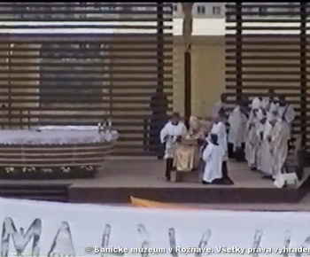 Zaujímavosti o meste / Pred 20 rokmi celebroval pápež Ján Pavol II. svätú omšu v Rožňave - foto