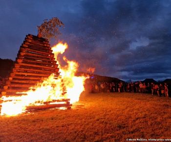 Spravodajstvo z podujatí / Rožňava opäť zažila Vatru Slobody: Oheň, hudba a spomienka na slobodu - foto