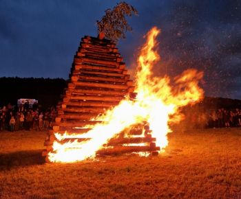 Spravodajstvo z podujatí / Rožňava opäť zažila Vatru Slobody: Oheň, hudba a spomienka na slobodu - foto