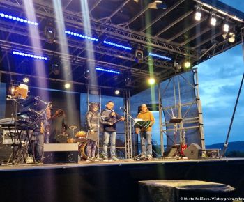 Spravodajstvo z podujatí / Rožňava opäť zažila Vatru Slobody: Oheň, hudba a spomienka na slobodu - foto