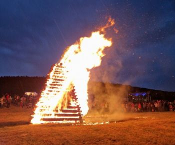Spravodajstvo z podujatí / Rožňava opäť zažila Vatru Slobody: Oheň, hudba a spomienka na slobodu - foto