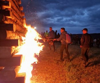 Spravodajstvo z podujatí / Rožňava opäť zažila Vatru Slobody: Oheň, hudba a spomienka na slobodu - foto