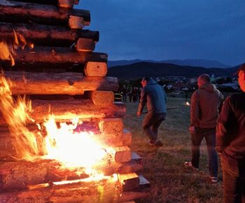 Spravodajstvo z podujatí / Rožňava opäť zažila Vatru Slobody: Oheň, hudba a spomienka na slobodu - foto