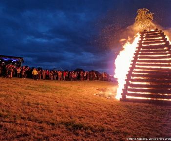 Spravodajstvo z podujatí / Rožňava opäť zažila Vatru Slobody: Oheň, hudba a spomienka na slobodu - foto