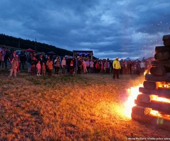 Spravodajstvo z podujatí / Rožňava opäť zažila Vatru Slobody: Oheň, hudba a spomienka na slobodu - foto