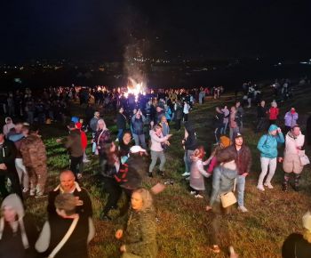 Spravodajstvo z podujatí / Rožňava opäť zažila Vatru Slobody: Oheň, hudba a spomienka na slobodu - foto