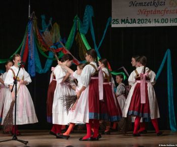 Spravodajstvo z podujatí / Medzinárodný festival detských folklórnych súborov v Rožňave očaril návštevníkov - foto