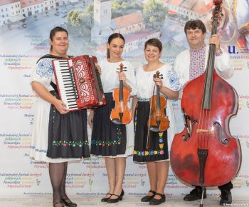 Spravodajstvo z podujatí / Medzinárodný festival detských folklórnych súborov v Rožňave očaril návštevníkov - foto