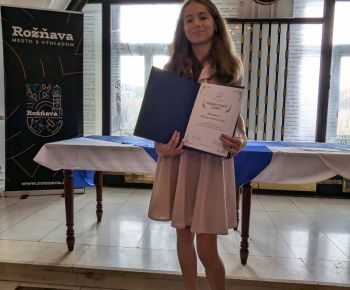 Spravodajstvo z podujatí / Slávnosť v Historickej Radnici v Rožňave ocenila talentovaných žiakov a pedagogických a nepedagogických zamestnancov odchádzajúcich do dôchodku - foto