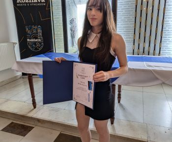 Spravodajstvo z podujatí / Slávnosť v Historickej Radnici v Rožňave ocenila talentovaných žiakov a pedagogických a nepedagogických zamestnancov odchádzajúcich do dôchodku - foto