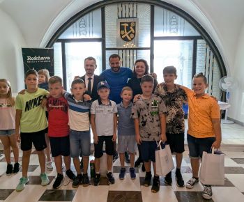 Spravodajstvo z podujatí / Slávnosť v Historickej Radnici v Rožňave ocenila talentovaných žiakov a pedagogických a nepedagogických zamestnancov odchádzajúcich do dôchodku - foto