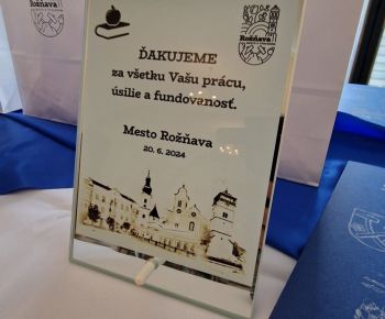 Spravodajstvo z podujatí / Slávnosť v Historickej Radnici v Rožňave ocenila talentovaných žiakov a pedagogických a nepedagogických zamestnancov odchádzajúcich do dôchodku - foto