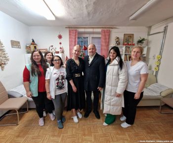 Spravodajstvo z podujatí / Primátor Michal Domik opäť rozdával radosť deťom v Rožňave - foto