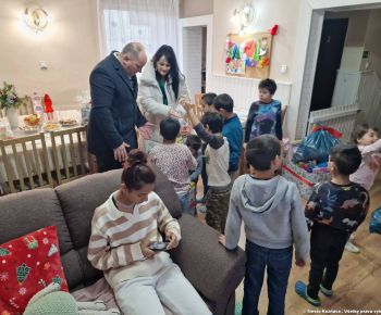 Spravodajstvo z podujatí / Primátor Michal Domik opäť rozdával radosť deťom v Rožňave - foto