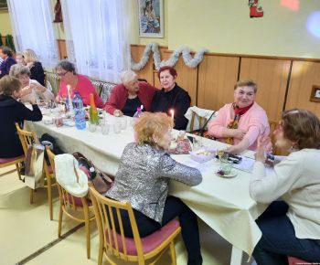 Akcie v dennom centre rok 2025 / Posedenie pod jedličkou - foto