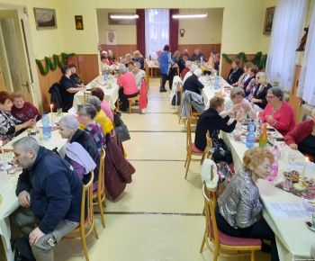 Akcie v dennom centre rok 2025 / Posedenie pod jedličkou - foto