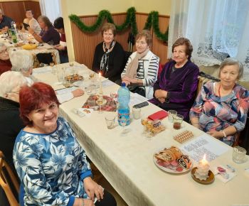 Akcie v dennom centre rok 2025 / Posedenie pod jedličkou - foto