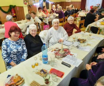 Akcie v dennom centre rok 2025 / Posedenie pod jedličkou - foto