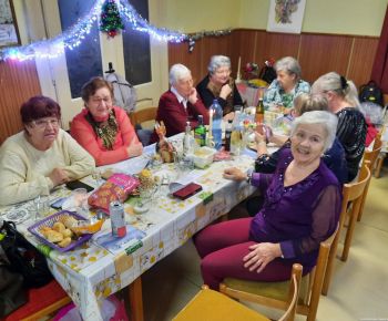Akcie v dennom centre rok 2025 / Posedenie pod jedličkou - foto