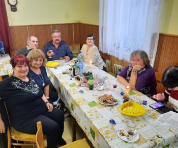 Akcie v dennom centre rok 2025 / Posedenie pod jedličkou - foto