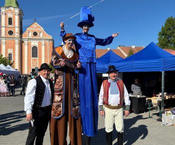 Spravodajstvo z podujatí / Tradície v Rožňave stále žijú: Folkloristi postavili máj  - foto