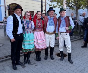 Spravodajstvo z podujatí / Tradície v Rožňave stále žijú: Folkloristi postavili máj  - foto