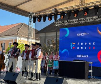 Spravodajstvo z podujatí / Tradície v Rožňave stále žijú: Folkloristi postavili máj  - foto