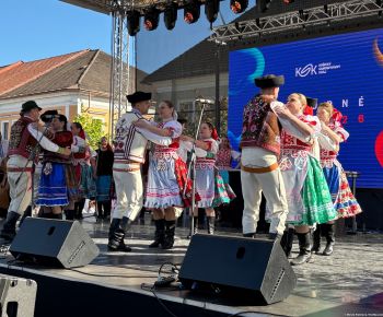 Spravodajstvo z podujatí / Tradície v Rožňave stále žijú: Folkloristi postavili máj  - foto