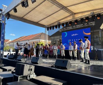 Spravodajstvo z podujatí / Tradície v Rožňave stále žijú: Folkloristi postavili máj  - foto