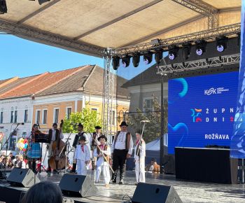 Spravodajstvo z podujatí / Tradície v Rožňave stále žijú: Folkloristi postavili máj  - foto