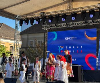 Spravodajstvo z podujatí / Tradície v Rožňave stále žijú: Folkloristi postavili máj  - foto
