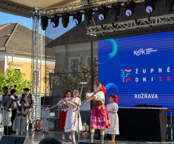 Spravodajstvo z podujatí / Tradície v Rožňave stále žijú: Folkloristi postavili máj  - foto