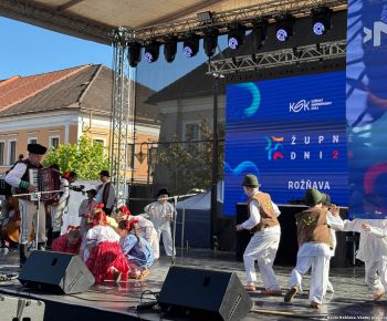 Spravodajstvo z podujatí / Tradície v Rožňave stále žijú: Folkloristi postavili máj  - foto