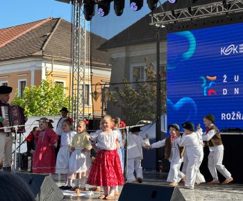 Spravodajstvo z podujatí / Tradície v Rožňave stále žijú: Folkloristi postavili máj  - foto