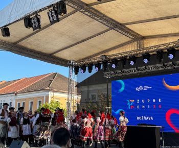 Spravodajstvo z podujatí / Tradície v Rožňave stále žijú: Folkloristi postavili máj  - foto