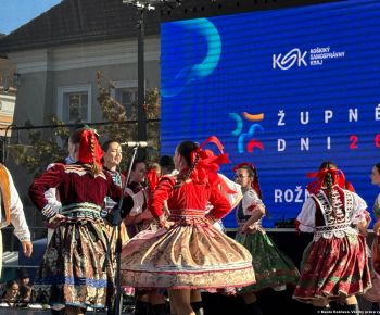 Spravodajstvo z podujatí / Tradície v Rožňave stále žijú: Folkloristi postavili máj  - foto