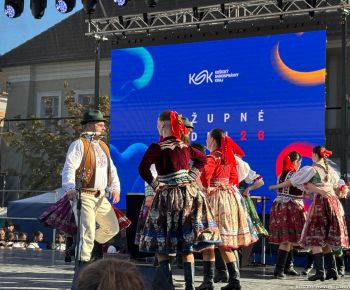 Spravodajstvo z podujatí / Tradície v Rožňave stále žijú: Folkloristi postavili máj  - foto