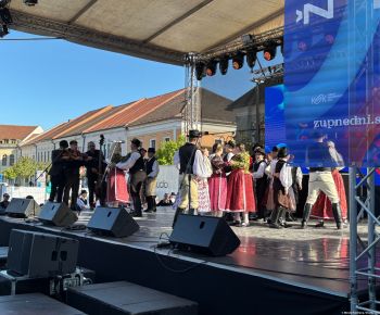 Spravodajstvo z podujatí / Tradície v Rožňave stále žijú: Folkloristi postavili máj  - foto