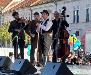 Spravodajstvo z podujatí / Tradície v Rožňave stále žijú: Folkloristi postavili máj  - foto