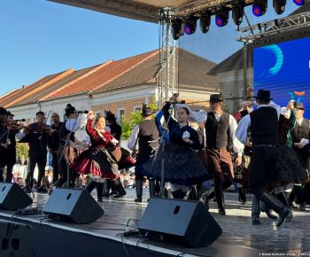 Spravodajstvo z podujatí / Tradície v Rožňave stále žijú: Folkloristi postavili máj  - foto