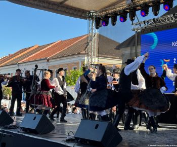 Spravodajstvo z podujatí / Tradície v Rožňave stále žijú: Folkloristi postavili máj  - foto