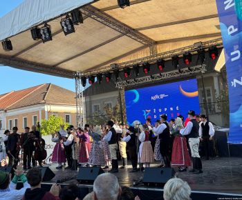 Spravodajstvo z podujatí / Tradície v Rožňave stále žijú: Folkloristi postavili máj  - foto