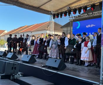 Spravodajstvo z podujatí / Tradície v Rožňave stále žijú: Folkloristi postavili máj  - foto